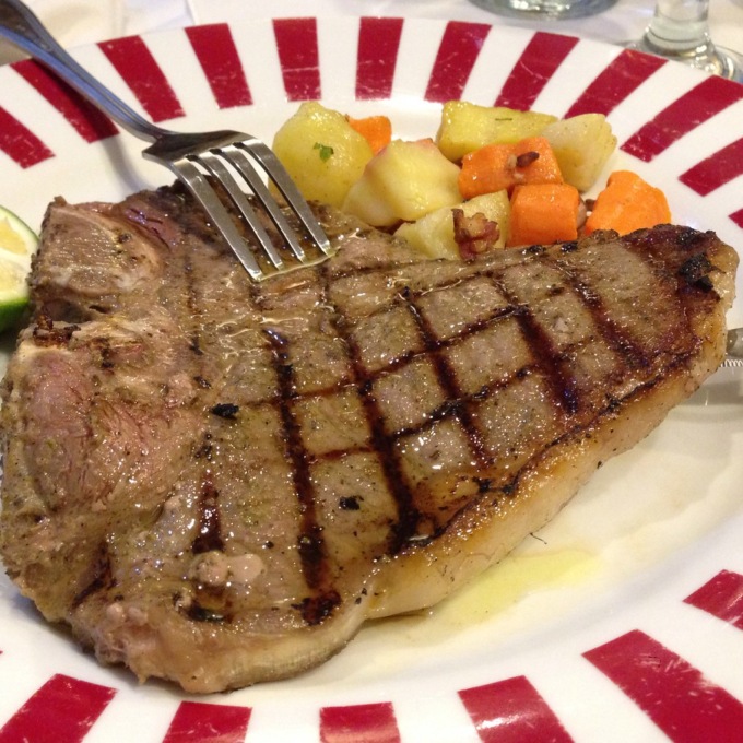Muore soffocato da un boccone di carne al ristorante di fronte agli amici
