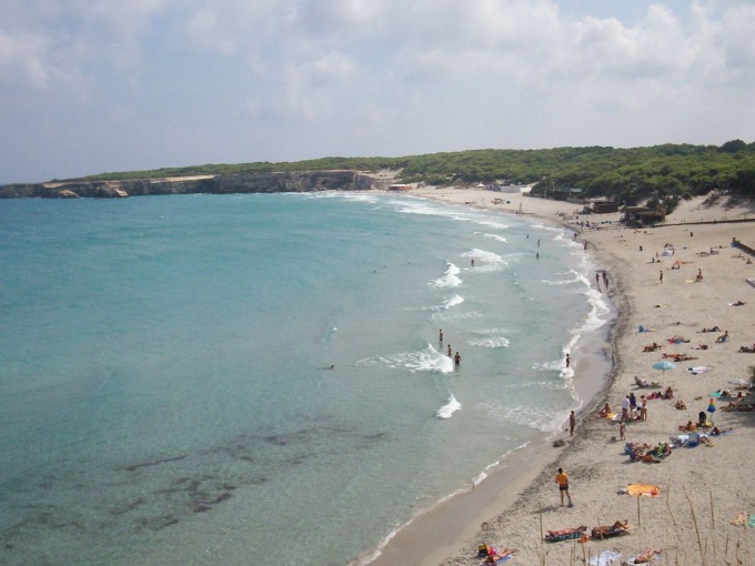 Rissa a colpi di ombrellone su una spiaggia del Salento, ferito alla testa un bagnante
