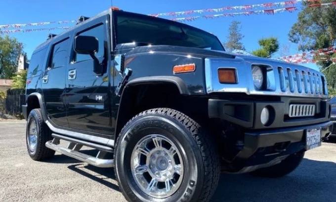 Litiga per il parcheggio col vicino e lo butta a terra con l’Hummer: 76enne accusato di tentato omicidio