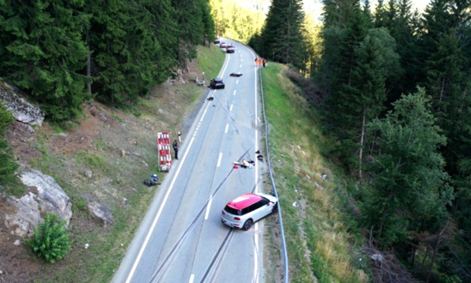Due auto cercano di sorpassare contemporaneamente una moto e la travolgono: due morti