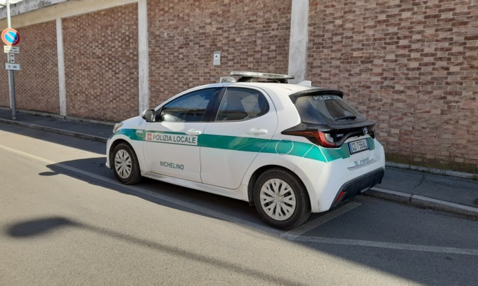 Sente dei 15enni dire parolacce e bestemmie: per “educarli” investe il monopattino di uno di loro con l’auto