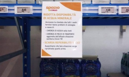 L'acqua frizzante diventa introvabile: nei supermercati gli scaffali si svuotano