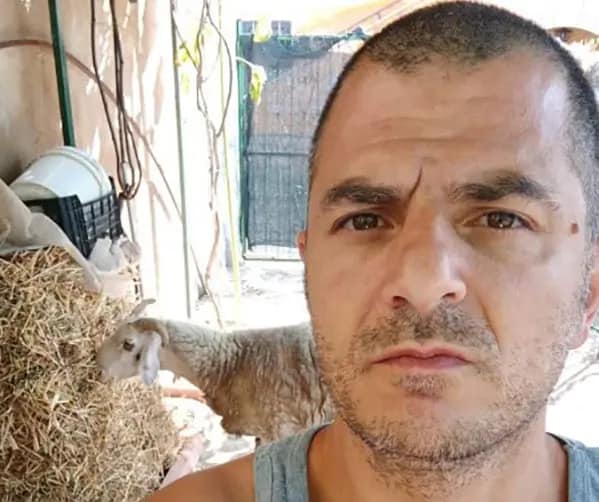 Accoltellato e fatto a pezzi davanti al bambino 11enne: arrestati la moglie e gli altri due figli