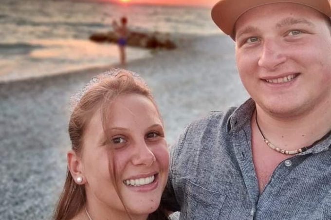 Fidanzati di 22 e 24 anni cadono in un dirupo con la moto: morti entrambi