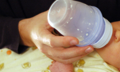Beve latte scaduto a gennaio, bambina di 15 mesi in ospedale