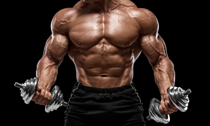 Per farsi più muscoli in palestra, culturisti e medici truffatori “brindavano” ad anabolizzanti