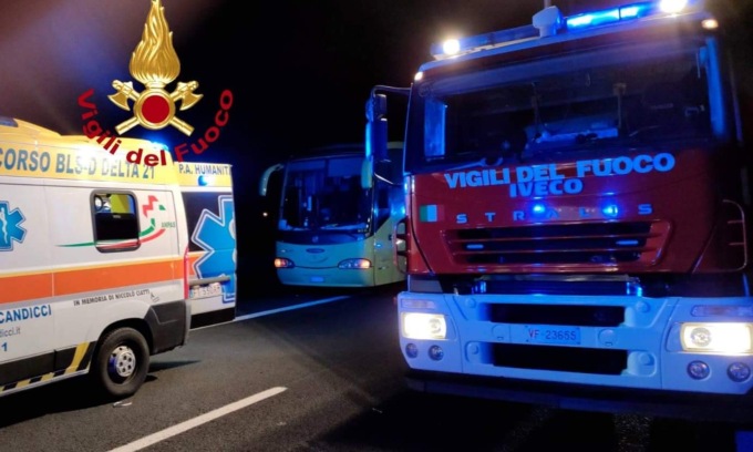 Scontro fra due pullman carichi di migranti e un Tir sulla A1: 15 feriti, morto camionista