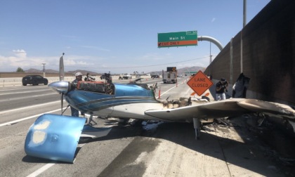 Il video dell'aereo che si schianta tra le macchine sull'autostrada in California