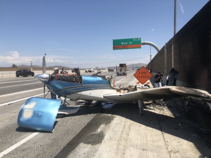 Il video dell’aereo che si schianta tra le macchine sull’autostrada in California