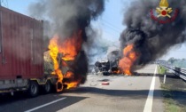 Incidente in A21 con cinque veicoli coinvolti: cisterna prende fuoco, ci sono vittime