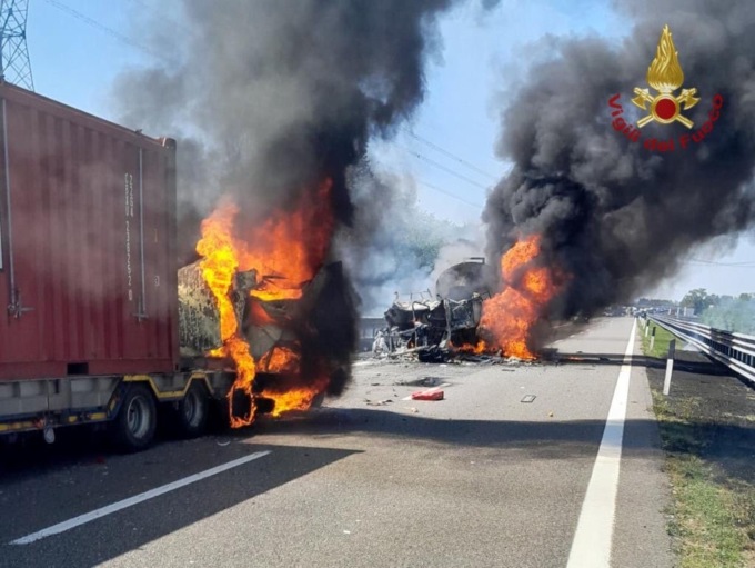 Incidente in A21 con cinque veicoli coinvolti: cisterna prende fuoco, ci sono vittime