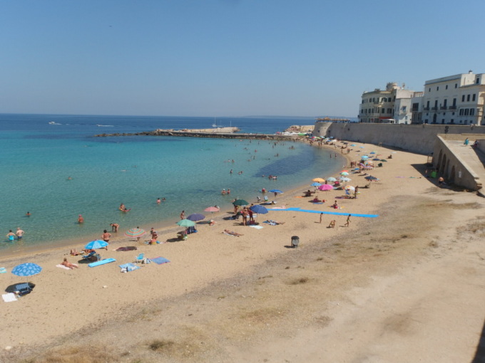 Spiagge libere addio? Daniela Santanché vuole privatizzarle “perché sono piene di tossicodipendenti”