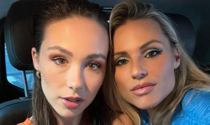 Michelle Hunziker e la figlia Aurora in farmacia a comprare un test di gravidanza: per chi?