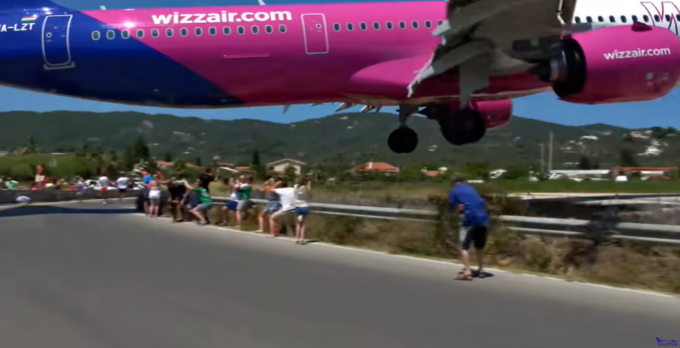 Altro atterraggio da brivido a Skiathos: è l’aeroporto più pericoloso al mondo