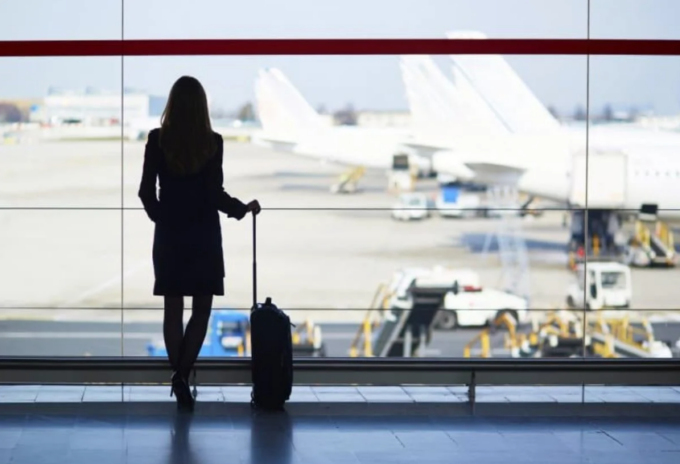 In aeroporto per andare a Roma a sposarsi, ma lei fugge coi soldi mentre lui è in bagno