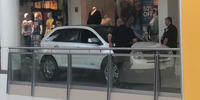 Anziana entra col Suv al secondo piano di un centro commerciale