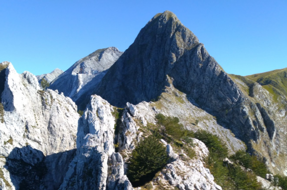 Un’altra tragedia in alta montagna: 28enne muore cadendo da un sentiero