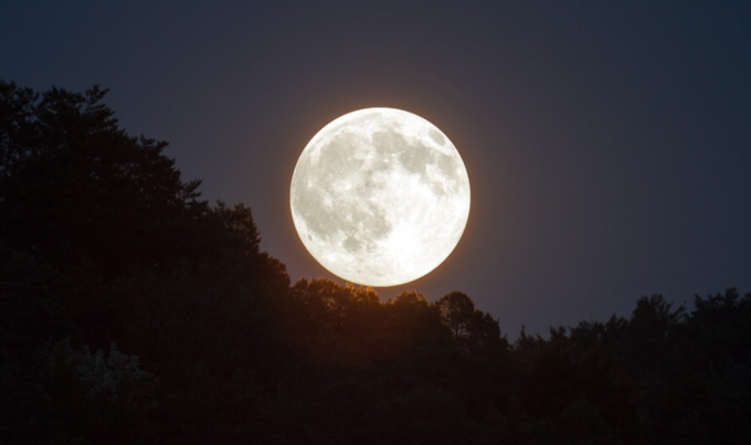 Un nuovo studio riapre il caso sulla nascita della Luna