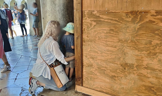 Mamma fa fare la pipì al figlio dietro una colonna di piazza San Marco a Venezia. La foto virale scatena le polemiche