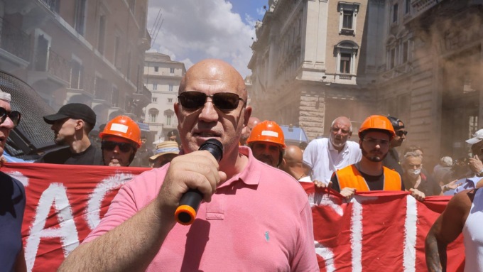 Il comunista Rizzo “festeggia” la morte di Gorbaciov con lo spumante migliore che aveva in casa