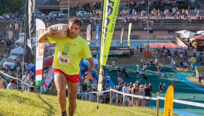 Magut Race, lo spettacolo della corsa con i sacchi di cemento sulle spalle