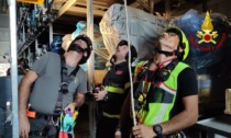 Il video degli operai bloccati in una cabina a 15 metri d'altezza e salvati dai pompieri