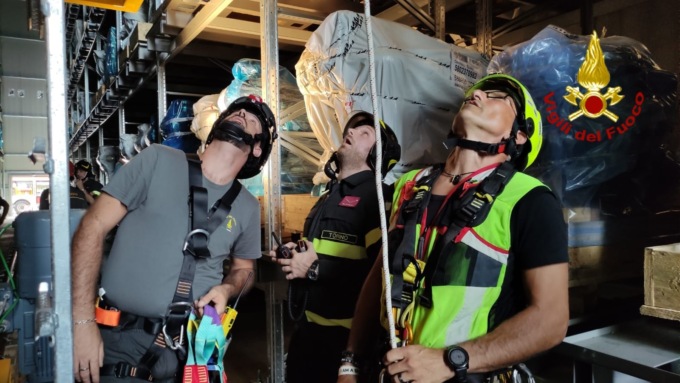 Il video degli operai bloccati in una cabina a 15 metri d’altezza e salvati dai pompieri