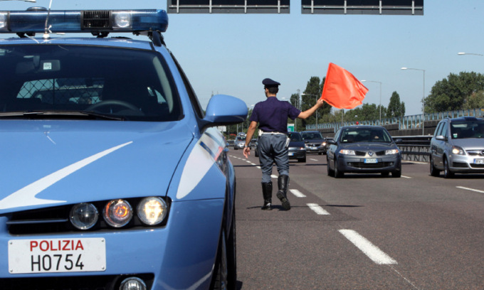 Si ferma per un guasto in A14 e viene centrata da un’altra auto: 23enne muore sbalzata fuori dall’abitacolo