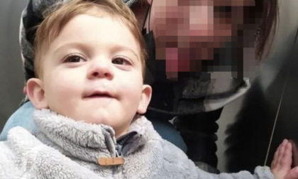 Il bimbo bellunese di 2 anni non è morto per un boccone avvelenato al parco: trovata droga in casa del papà