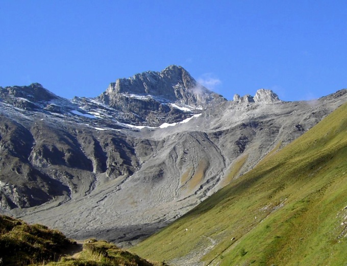 Indietreggia per fare una foto e precipita in un dirupo: ancora una tragedia in montagna