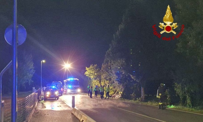 Finiscono fuori strada con l’auto, morti quattro ragazzi di 18 e 19 anni