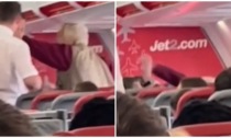 Il video della nonnina che sull'aereo schiaffeggia lo steward perché le ha tolto il gin tonic