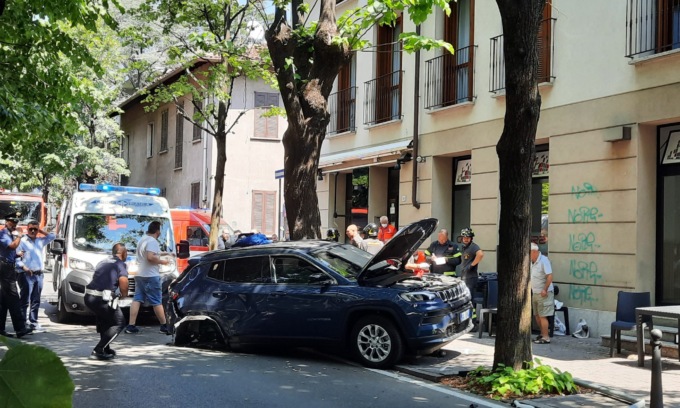 Auto impazzita travolge tavolini del bar: sette feriti