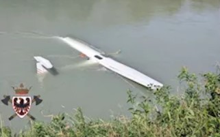 Si spegne il motore in volo, aereo atterra nell’Adige. Pilota e passeggero si salvano a nuoto