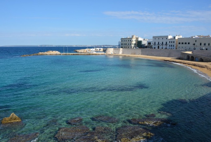 Prenota una villa a Gallipoli, ma le danno una topaia: turista truffata. Ma un albergatore le offre la vacanza