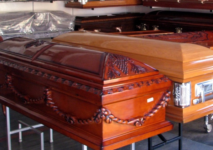 Scambiano per errore le bare all’obitorio e celebrano il funerale sbagliato