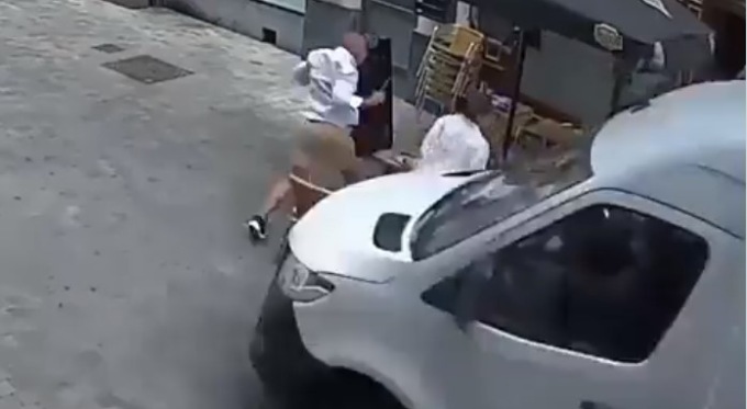 Il video shock del furgone che travolge i tavolini di un bar a Bruxelles