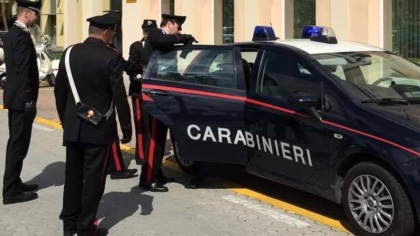Accoltella alla gola l’anziana moglie, poi chiama i carabinieri: “Venite”
