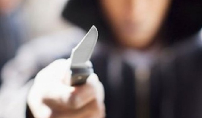 Fratelli di 12 e 13 anni accoltellano l’amante della mamma (insieme al papà)