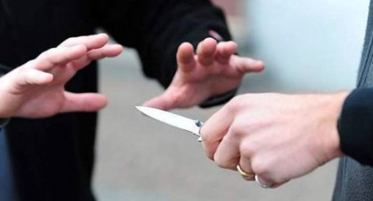 Accoltella la moglie a gola, gambe e torace in un parcheggio