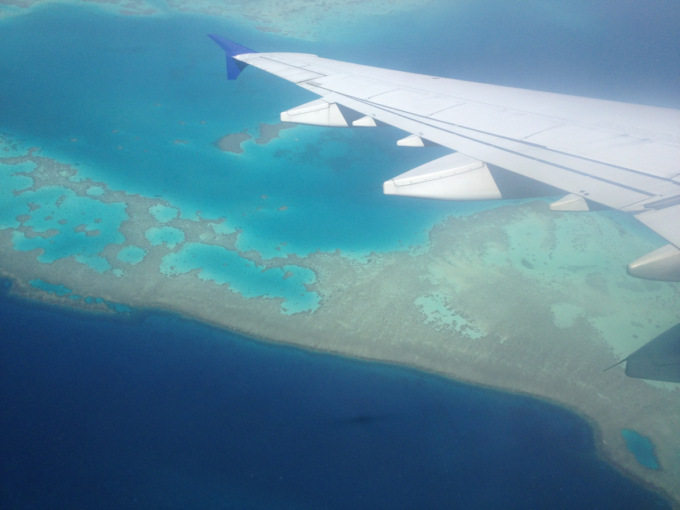 Sportello di un aereo si stacca in volo e precipita tra case e spiaggia