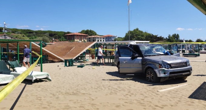 Suv fuori controllo piomba sullo stabilimento all’ora di pranzo: paura a Forte dei Marmi