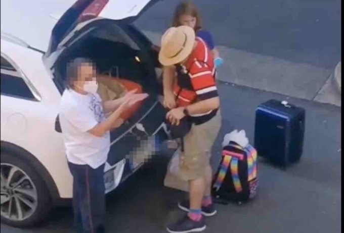 Vogliono pagare col Pos, il tassista gli distrugge i souvenir e se ne va: il video