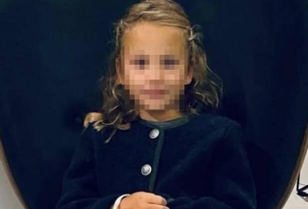 Bambina di 7 anni muore schiacciata da una statua mentre gioca nel cortile dell’albergo