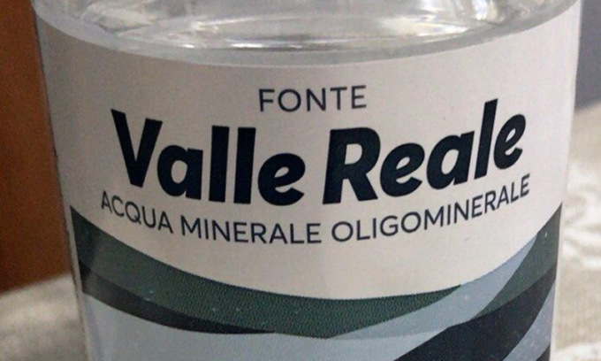 Acqua minerale naturale a rischio stafilococco: non bevetela