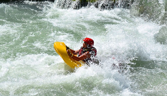 Resta incastrato sott’acqua mentre fa ratfing: muore annegato