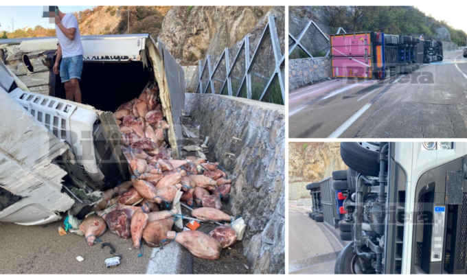 Tir carico di prosciutti si ribalta in autostrada