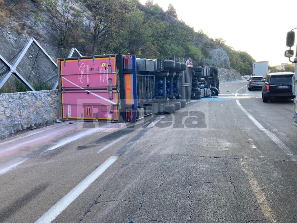 incidente-a10-autostrada-tir-prosciutti-varazze-salumi_02