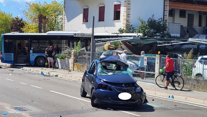 Autobus di linea travolge un’utilitaria e poi sfonda il cancello di un’abitazione privata