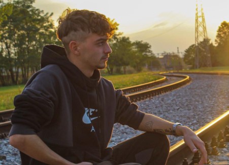 Investito e ucciso mentre va in bici con gli amici: tra 3 giorni avrebbe compiuto 18 anni
